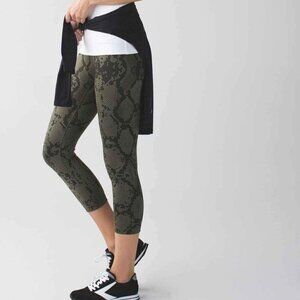 Lululemon Wunder Under Crop III Luon Legging Ziggy Snake Fatigue Gator Green 8